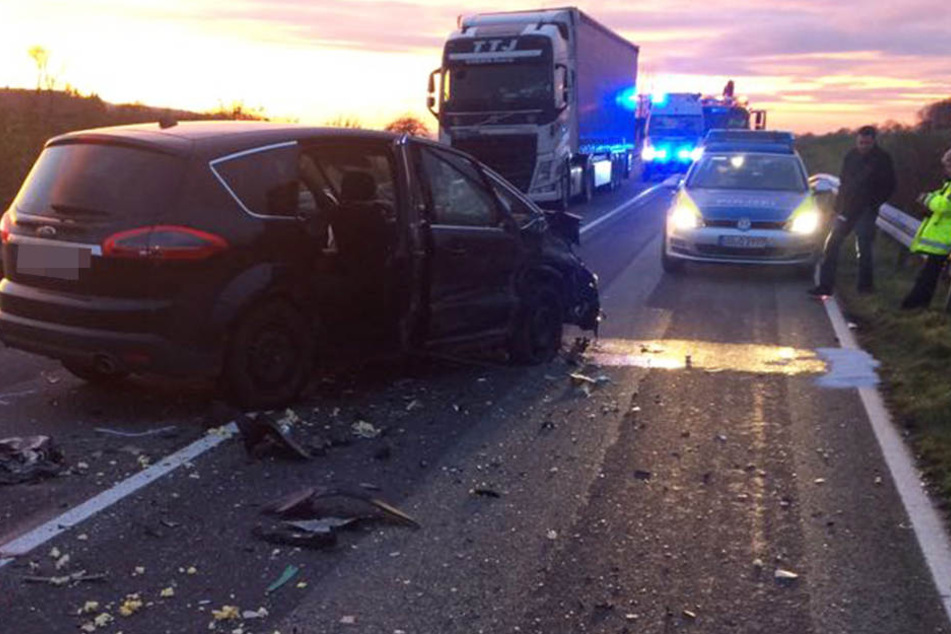 Die Polizei musste die Straße nach dem Crash sperren.