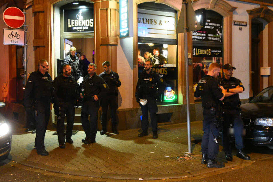 Beamte am Donnerstagabend vor einem Lokal.