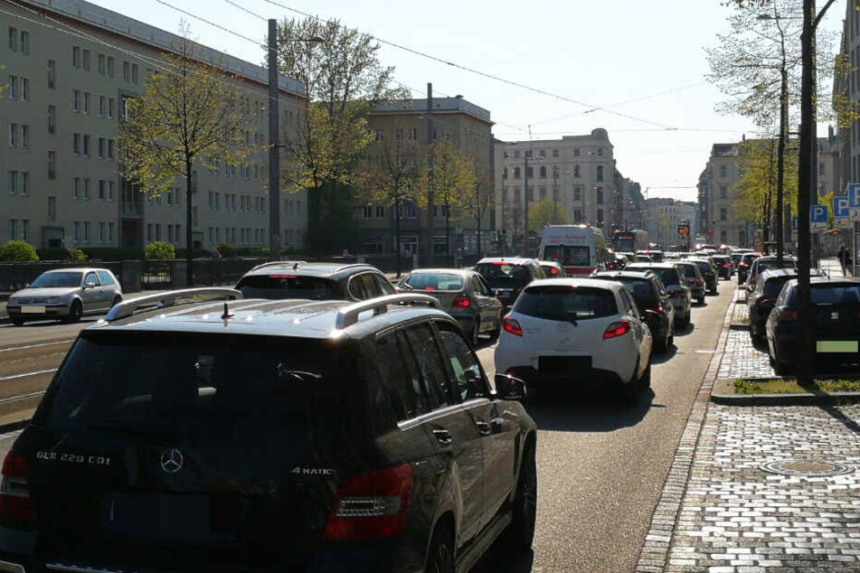 Der Verkehr staut sich bis zur Höhe der Höfe am Brühl.