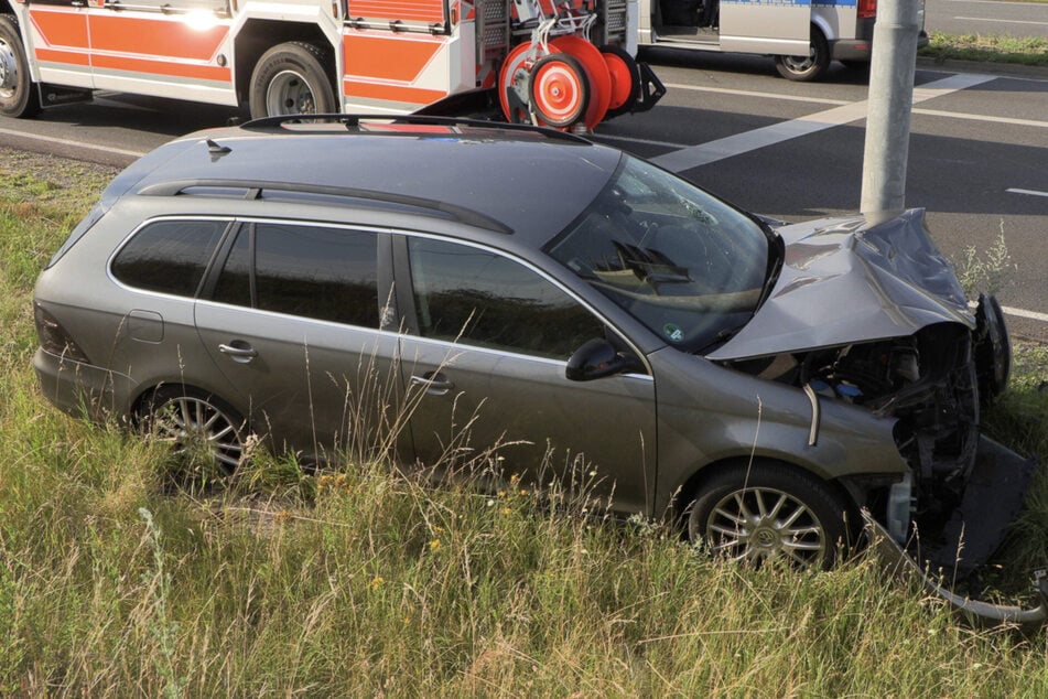 Auffahrunfall auf B6: Fahrer flüchtet vor Polizei in Feld - Fahndung bisher ohne Erfolg