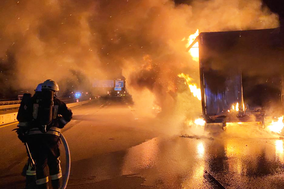 Mit Pappe beladener Lastwagen in Flammen: Sperrung der A45 bei Wetzlar