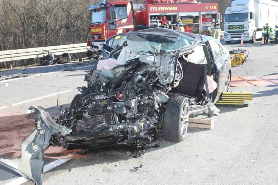 Mit schweren Verletzungen wurde der Fahrer aus seinem Wagen geholt.