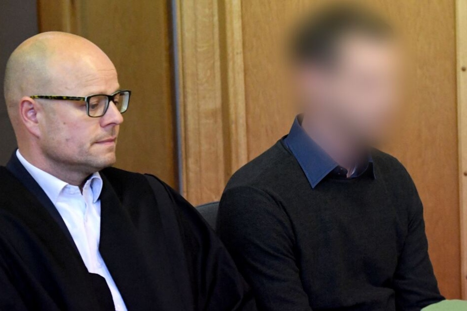 Der Angeklagte (rechts) wartet neben seinem Anwalt Tobias Krull auf den Prozessbeginn.
