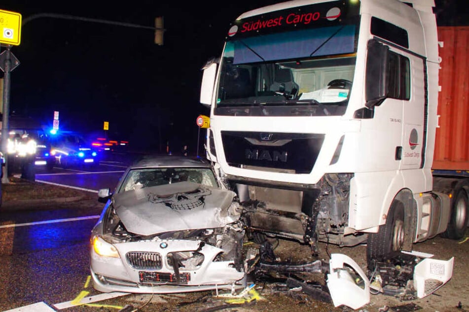 Der LKW krachte in den BMW.