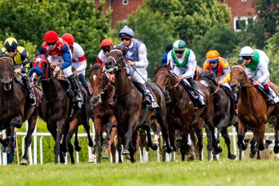 Zahlreiche Jockeys gehen jedes Jahr auf der Horner Rennbahn an den Start.