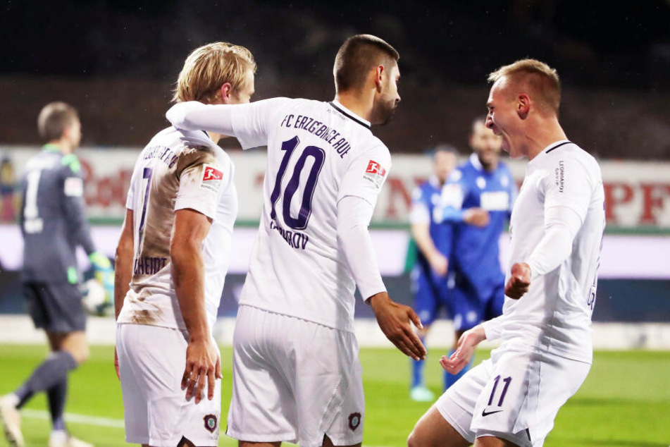 In Karlsruhe gab Florian Krüger (r.) die geniale Vorlage zum 1:0. Torschütze Jan Hochscheidt (l.) und Dimitrij Nazarov jubelten mit ihm.