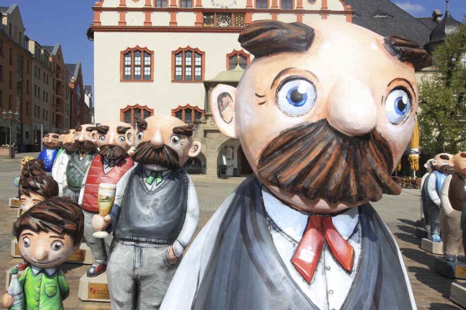 Die lebensgroßen Holzfiguren weisen den Weg von der Bahnhofstraße zum Erich-Ohser-Haus.