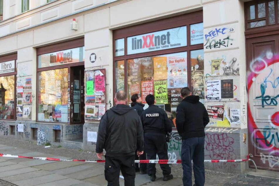 Die Polizei begutachtet die Einschüsse. Das Operative Abwehrzentrum hat die Ermittlungen aufgenommen.