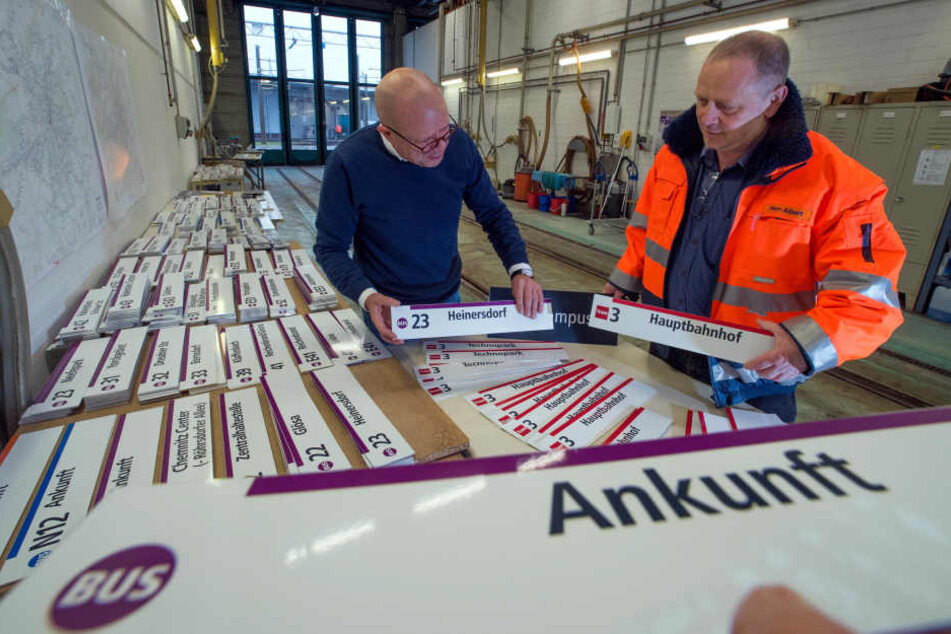 Neue Schilder: Die CVAG startet mit dem "Neuen Netz" auch eine neue Buslinie. Stefan Tschök (60, l.) und Produktmanager Uwe Albert (53) sortieren die Anzeigentafeln.