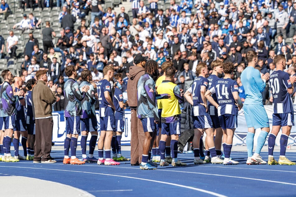 Nach dem 0:1 bekommen die Hertha-Stars aufmunternde Worte. Viel zu feiern gab es im Olympiastadion bislang nicht.