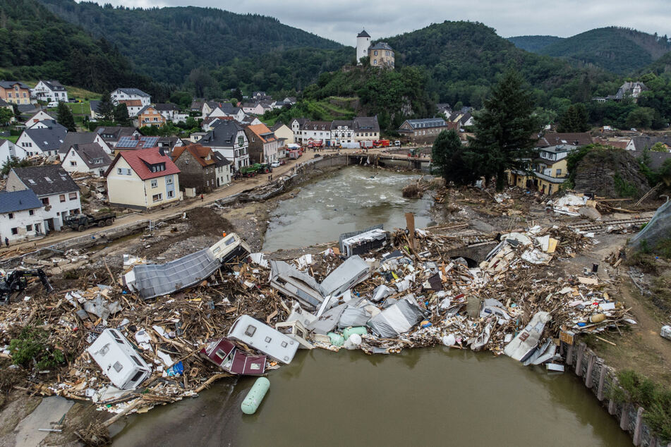 Rheinland-Pfalz, Altenahr: Meterhoch türmen sich Wohnwagen, Gastanks, Bäume und Schrott an einer Brücke über die Ahr (Luftaufnahme mit einer Drohne).