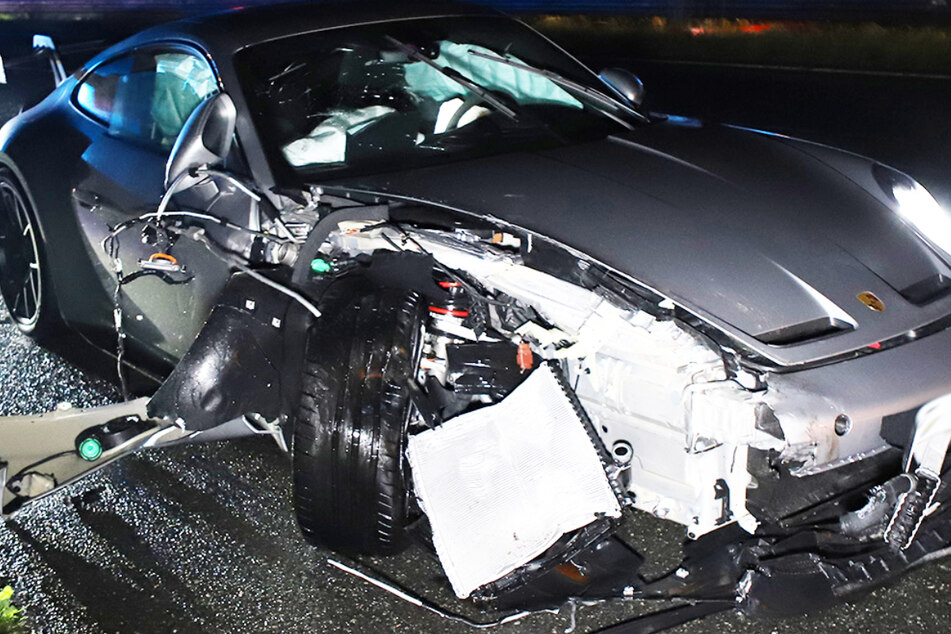 Unfall mit fünf Verletzten auf der A67: Polizei fahndet nach schwarzem Audi