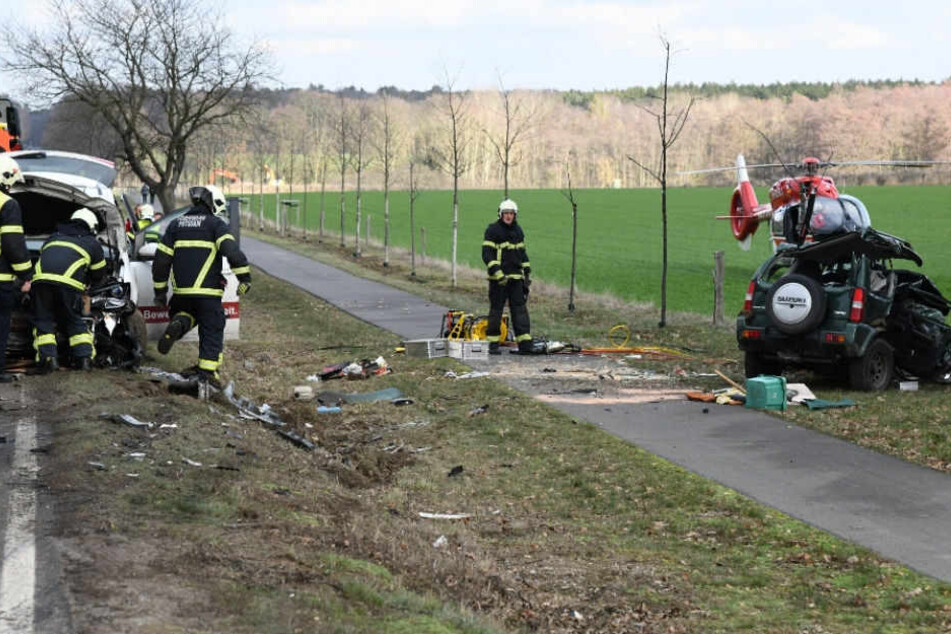 Rettungskräfte sind an der Unfallstelle.