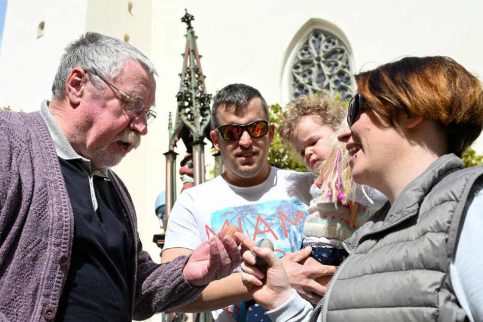 Mehrere Leutkircher Bürger treffen sich nach dem Gottesdienst vor der Dreifaltigkeitskirche zum traditionellen "Ostereierklöckeln".