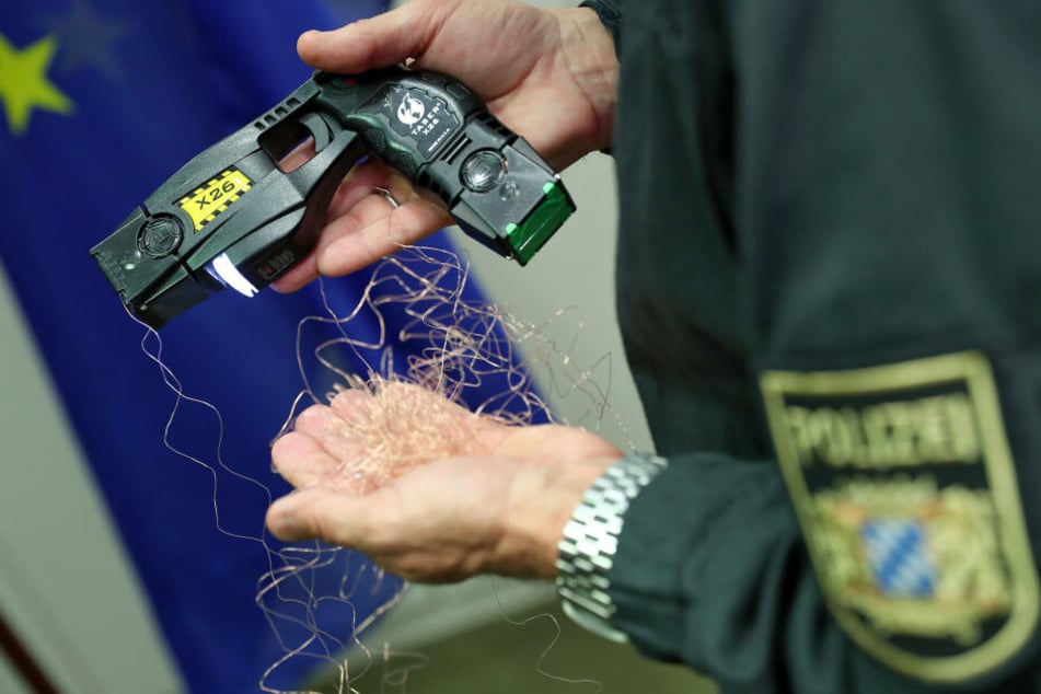 Spezialkräfte hatten den Mann mit einem solchen Taser außer Gefecht gesetzt. (Archivbild)