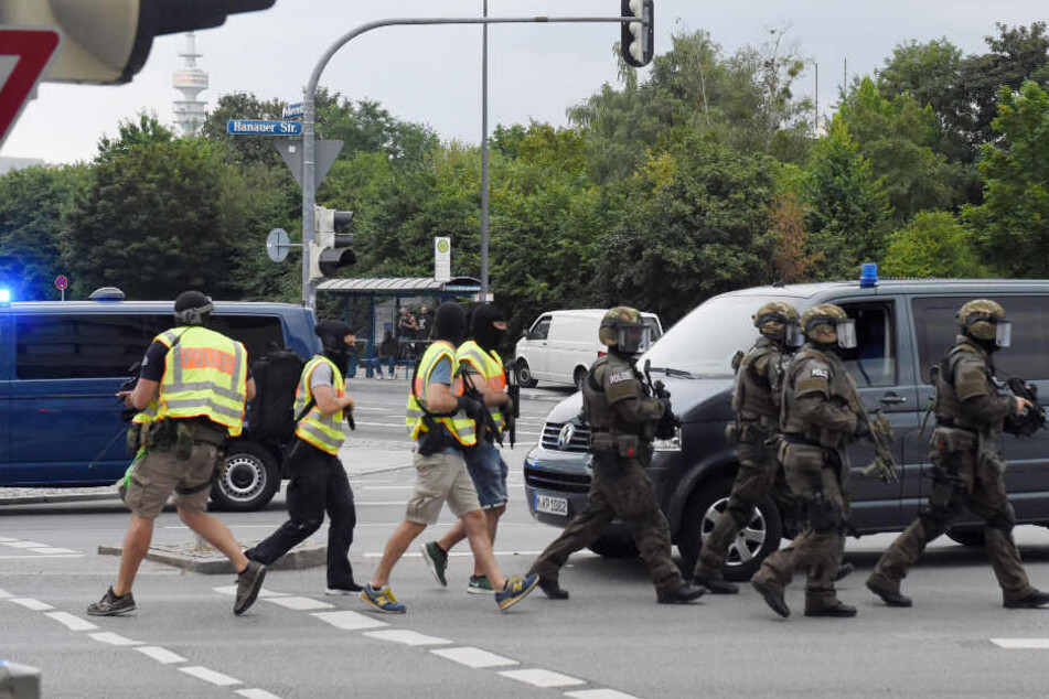 Polizisten in Spezialausrüstung in der Nähe des Olympia-Einkaufszentrums (OEZ). (Archiv)