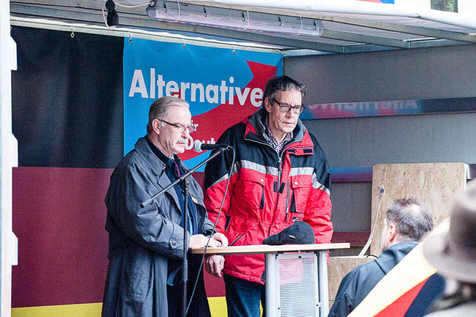AfD-Sprecher Rolf Diekwisch (li.) hält vor den 90 Zuhörern eine Rede.