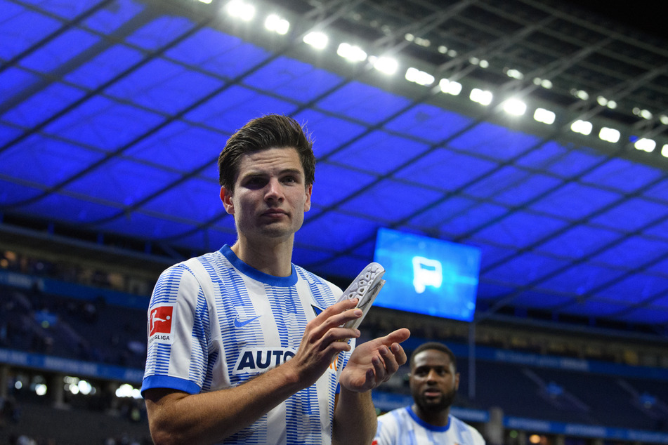 Nach seinem Bundesliga-Debüt für Hertha BSC durfte Jurgen Ekkelenkamp (21) mit den Fans im Olympiastadion feiern.