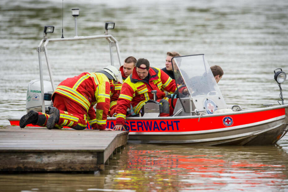 Wasserwacht und Feuerwehr bargen die Wasserleiche. (Symbolbild)