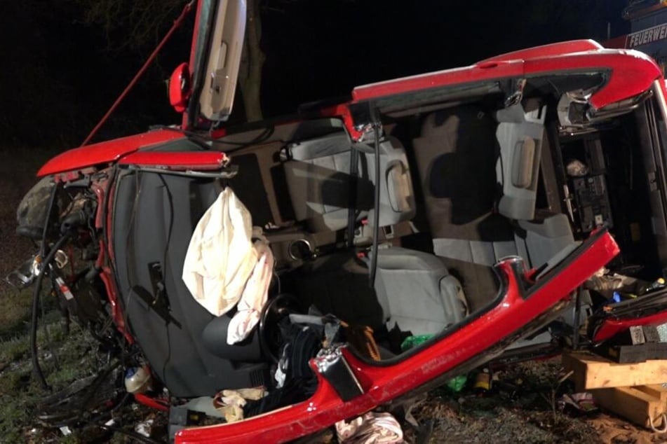 Das Auto kam auf der Seite zum Liegen.