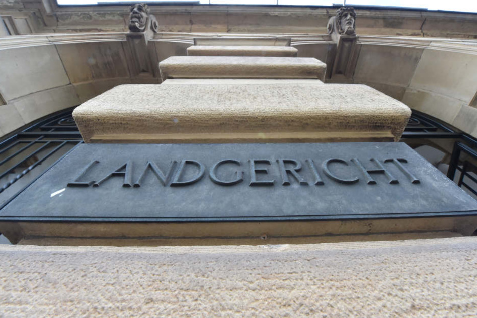 Am Karlsruher Landgericht (Archivbild) wird drei Tage lang gegen den Mann verhandelt.