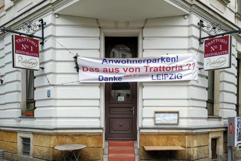 Mit Plakaten machten Gewerbetreibende, wie dieser Italiener in der Waldstraße, auf ihre Benachteiligung aufmerksam.