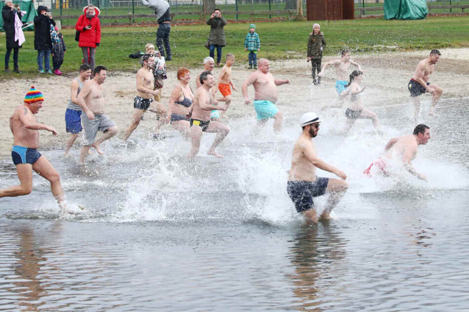 Mit Anlauf ging es für die ganz harten in den See.