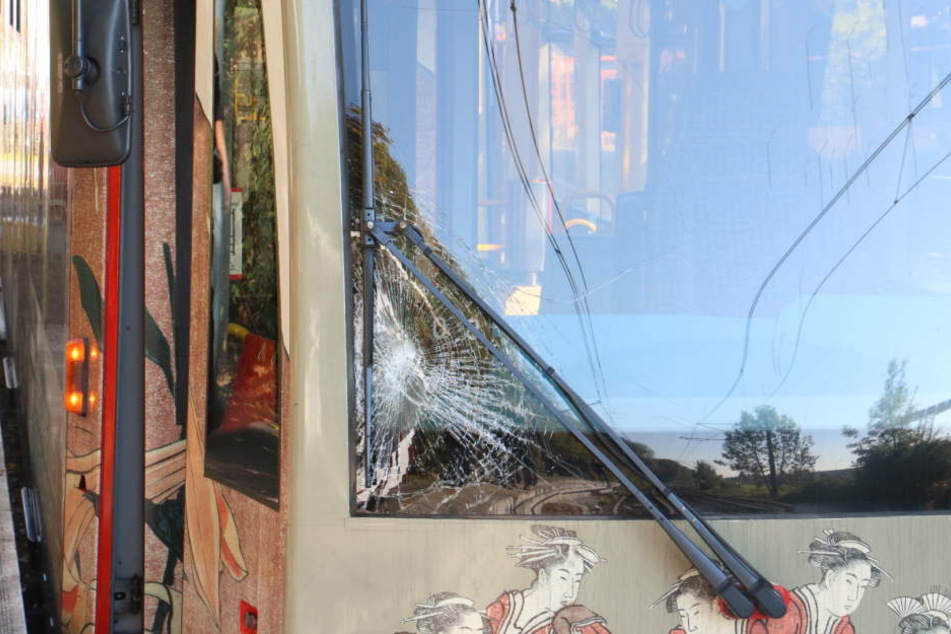 Die Scheibe an der KVB-Bahn war nach dem Unfall zertrümmert.