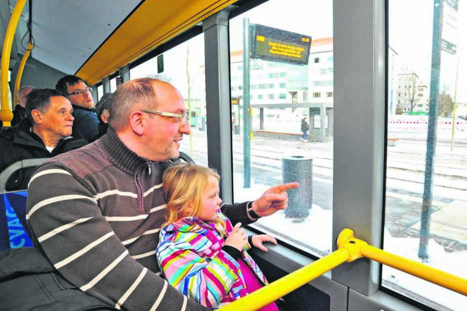Die kleine
Sophie (4)
drehte gestern
mit Papa
Denis (38)
eine Runde im
neuen Netz.