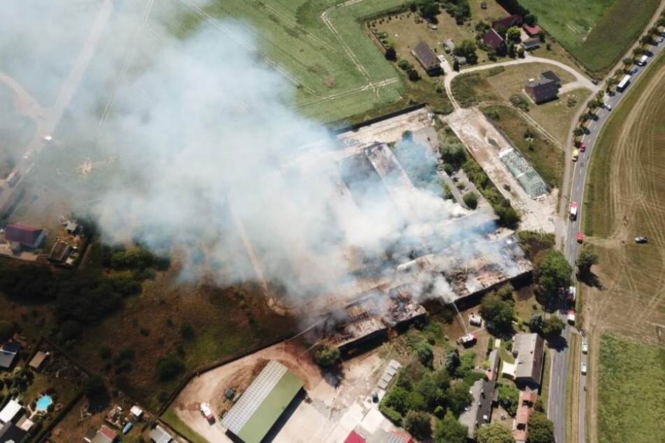 Die Heuscheunen mit einer gesamten Grundfläche von rund 1000 Quadratmetern standen in der Brandenburger Chaussee in Flammen.