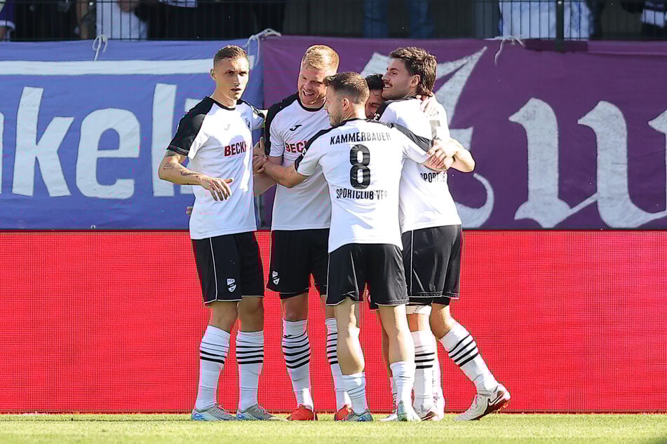 Die Verler Leistungsträger Berkan Taz (26, hinten verdeckt) und Lars Lokotsch (29, 2.v.l.) stehen bei anderen Klubs hoch im Kurs.