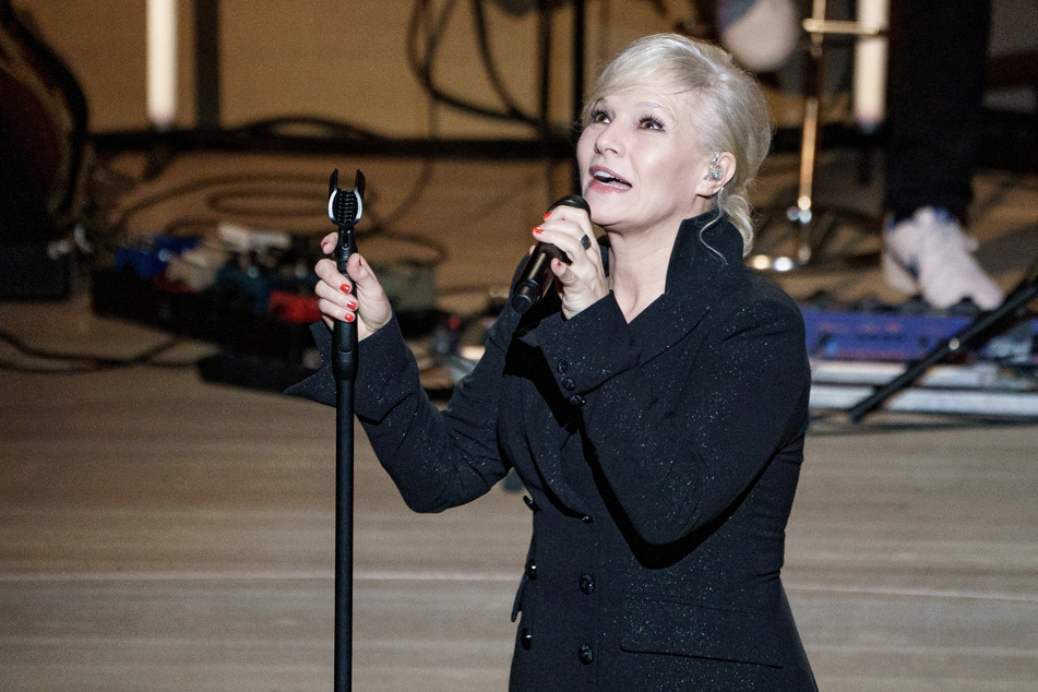 Sängerin Ina Müller (56) steht bei ihrem Neujahrskonzert auf der Bühne der Elbphilharmonie.