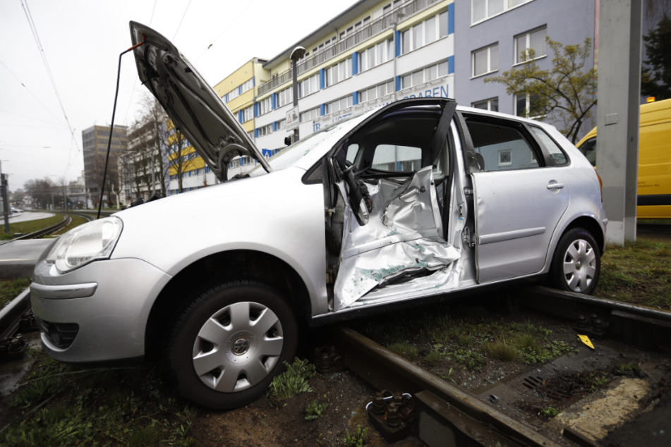 Der Wagen bleibt nach dem Crash quer auf der Gleise liegen.