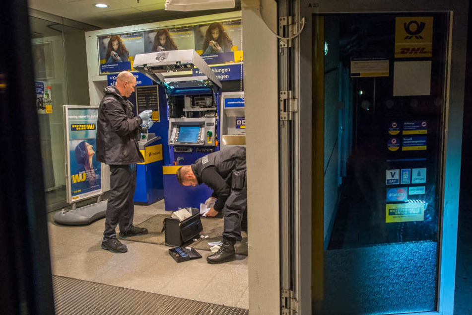 Kriminaltechniker untersuchen den Tatort.