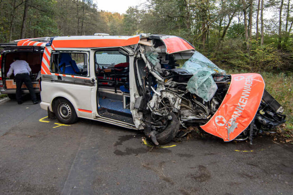 Ein Krankenwagen steht nach einem Unfall auf einer Straße.