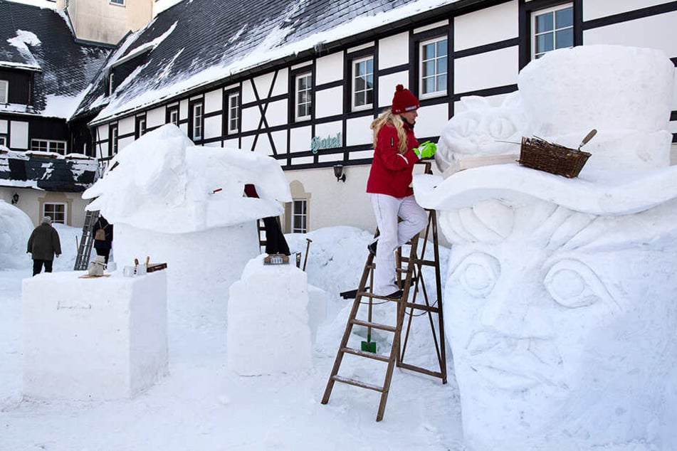 Mit Liebe zum Detail: Annett Punte nimmt sich vor dem Landhotel Altes Zollhaus viel Zeit für ihr eisiges Kunstwerk.
