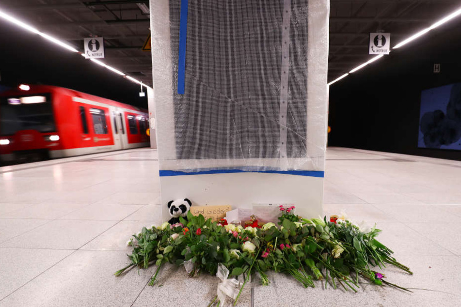 Blumensträuße am Tatort.
