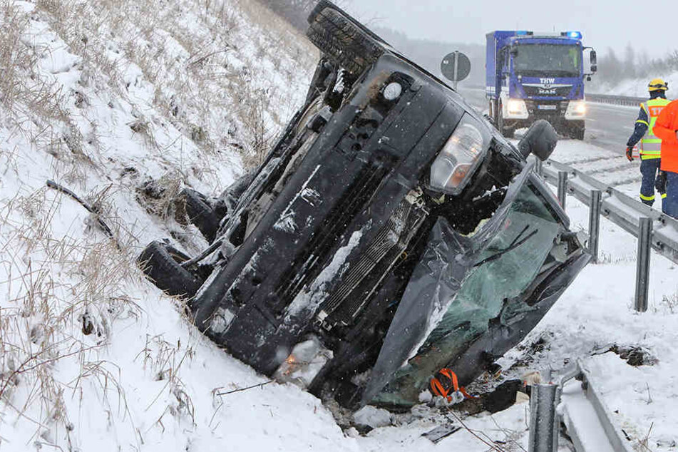 Der VW war über die Leitplanke geschleudert und dann auf dem Dach liegen geblieben.