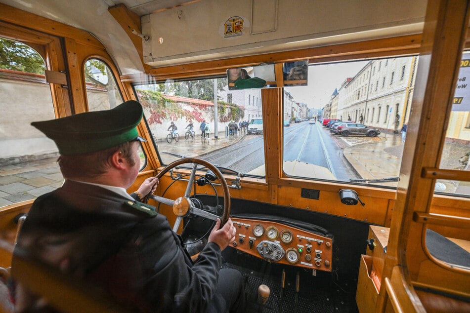 Einmaliges Gefühl: Busfahrer Herrlich steuerte den alten Büssing gekonnt durch den Verkehr der Neuzeit.