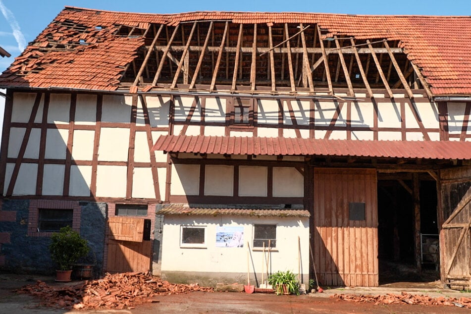 Bei diesem Gebäude in Kirtorf-Arnshain wurde das Dach regelrecht abgedeckt - tobte ein Tornado in dem Ort?