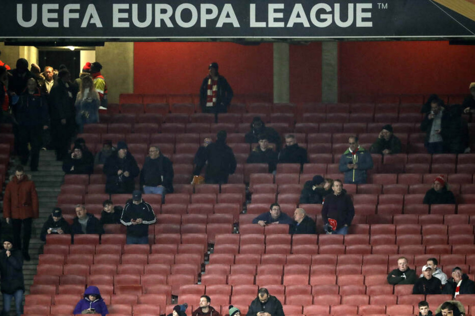 Ein Blick auf die teils gespenstisch leer wirkenden Ränge im Londoner Emirates Stadium.