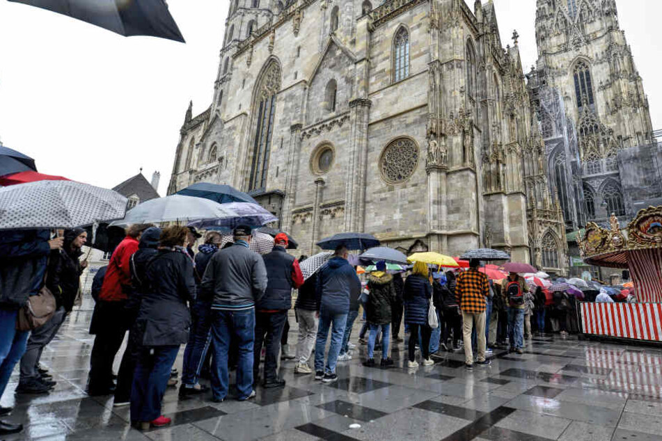 Hunderte Fans stehen im Regen vor dem Stephansdom, um sich von Lauda verabschieden zu können.