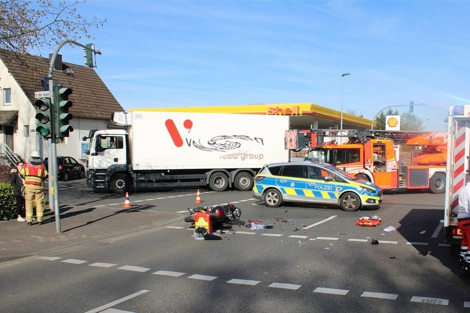 Autofahrerin übersieht Motorradfahrer: 44-jähriger Kölner schwer verletzt