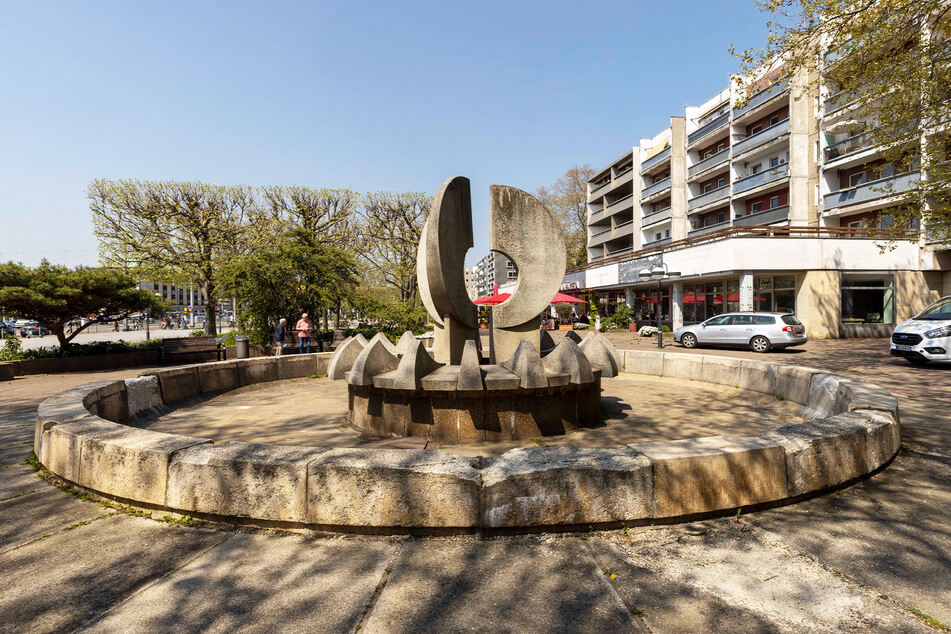 Der östliche Springbrunnen wurde wie sein Zwilling 1979 von dem Künstler Friedrich Kracht (1925-2007) geschaffen.