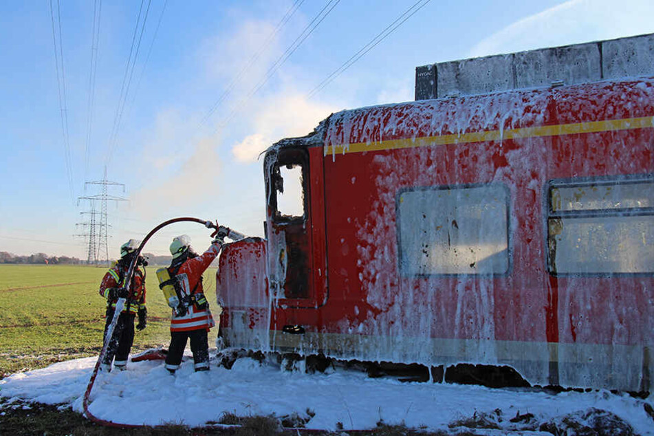 Mit vollen Kräften brachte die Feuerwehr das Feuer unter Kontrolle.