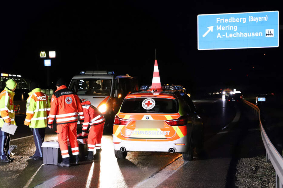 Eine Fußgängerin auf der Autobahn wurde von mehreren Autos erfasst und überrollt.