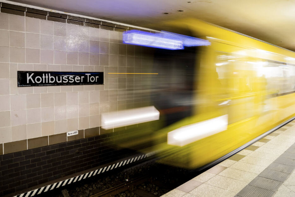 Eine U-Bahn der Linie 8 fährt in den Bahnhof Kottbusser Tor ein.