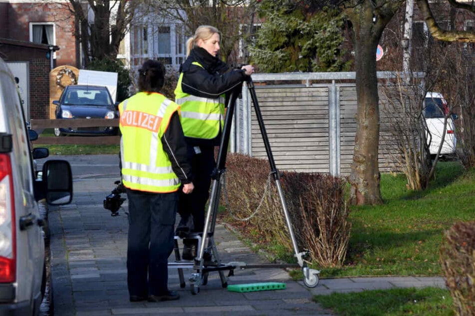 Die Einsatzkräfte versuchen mit technischen Hilfsmitteln den Tathergang zu rekonstruieren.