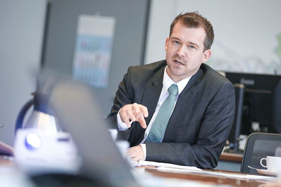 Baubürgermeister Raoul Schmidt-Lamontain (41, Grüne) schaut sich in Hannover an, wie dort der "Autofreie Sonntag" funktioniert.