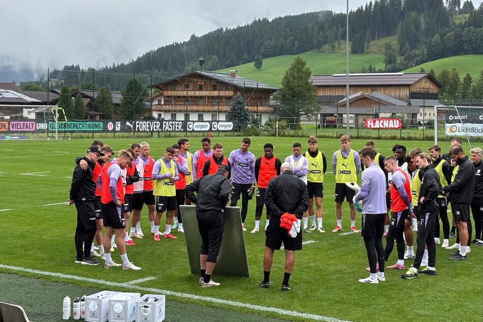 Doch schon kurz darauf versammelte Trainer Alexander Blessin das Team vor der Taktiktafel.